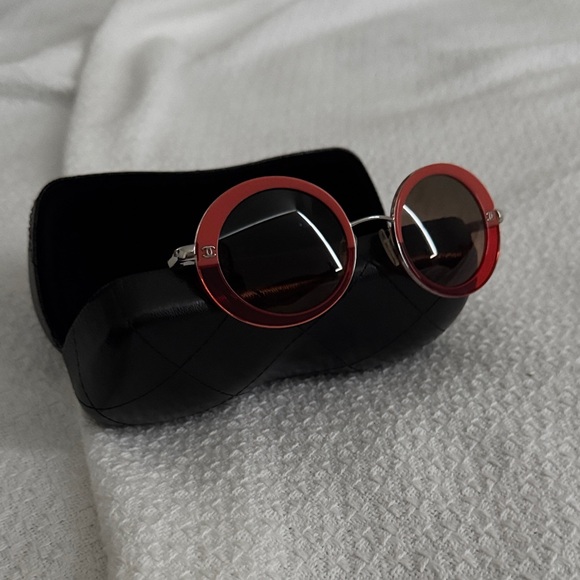 CHANEL Red Sunglasses - Picture 2 of 10